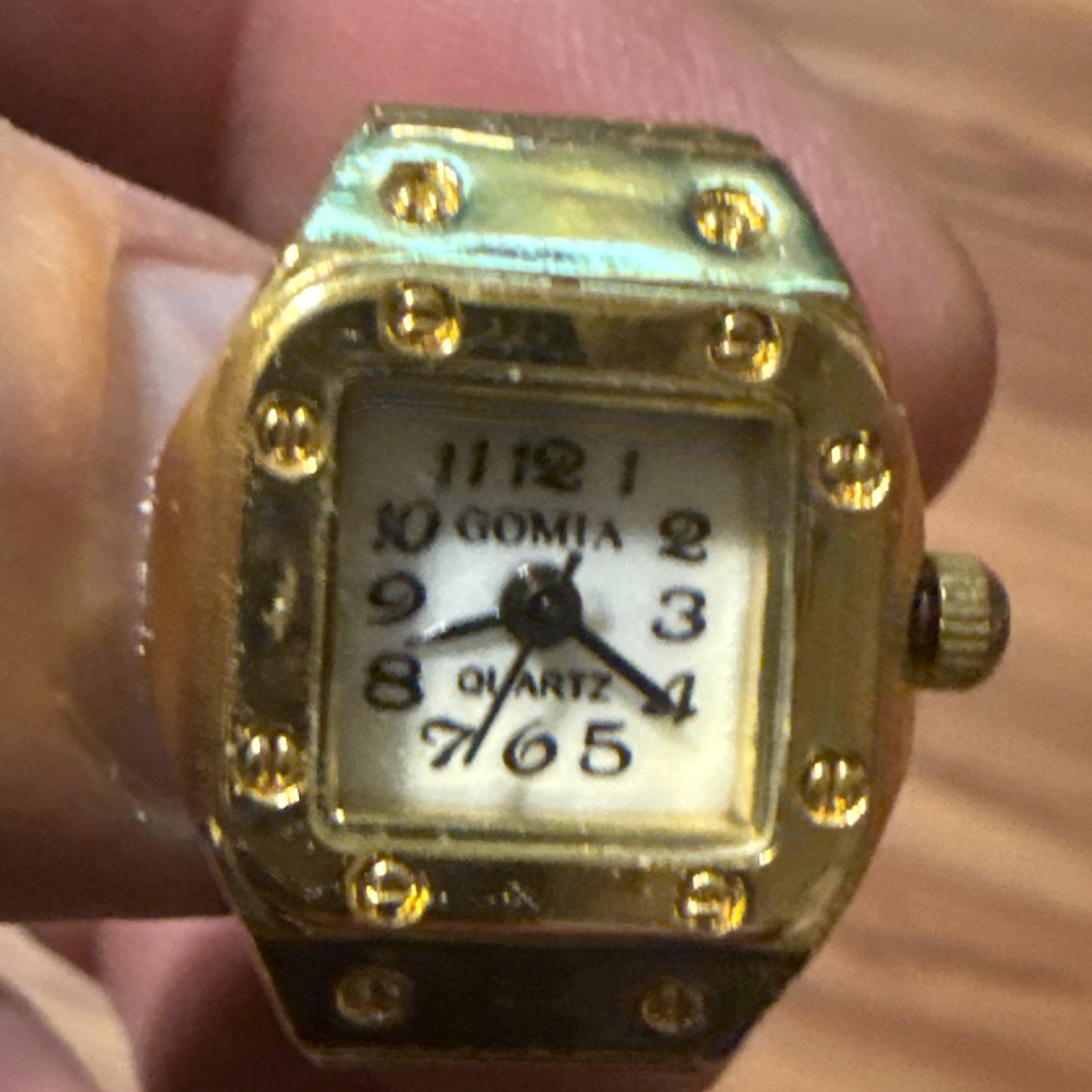 Gomia Yellow (Square Face) Ring Watch Needs Batteries