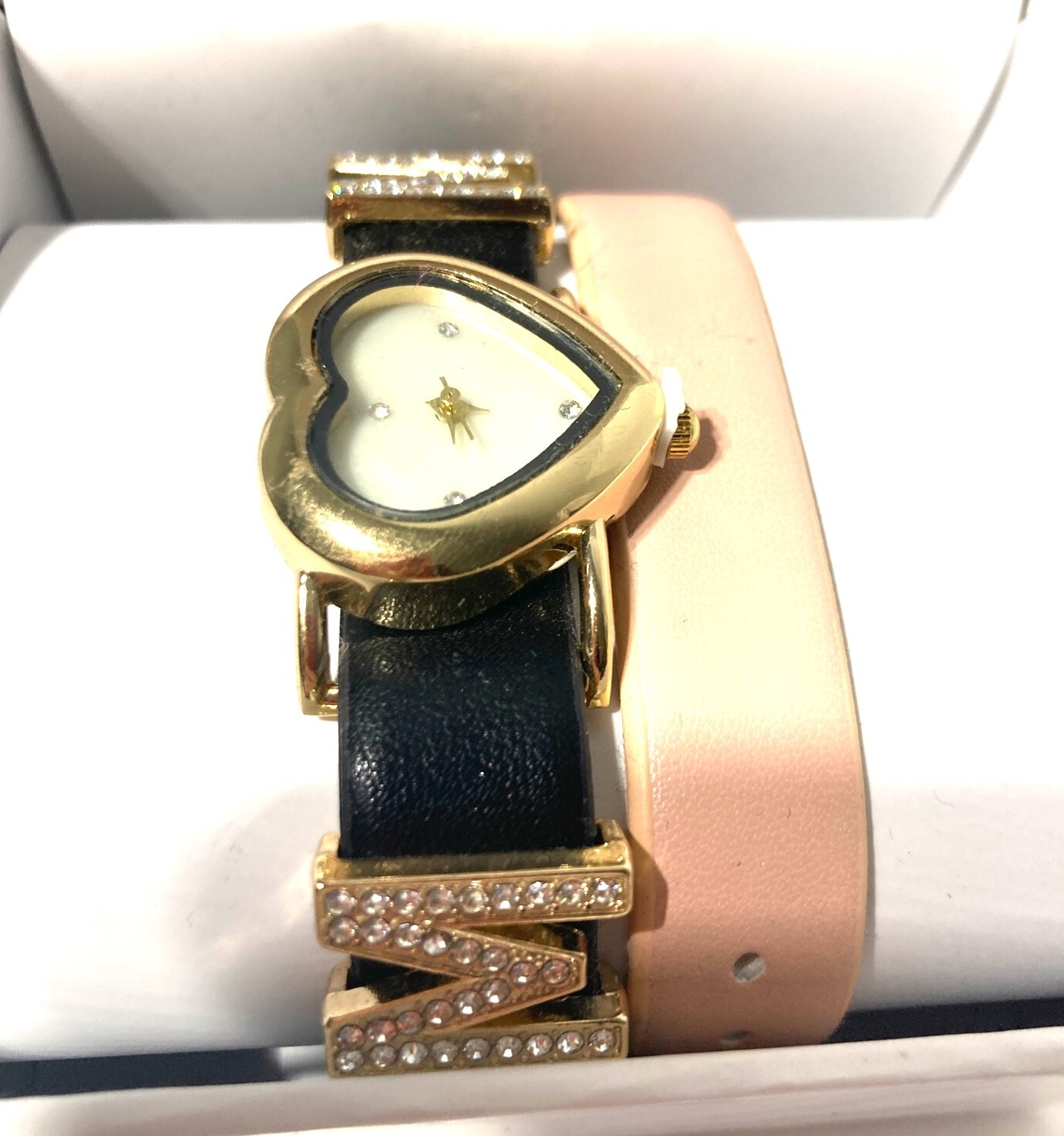 JESSICA CARLYLE LADIES GOLD-TONE HEART «MOM» WATCH WITH BLACK LEATHER STRAP NIB