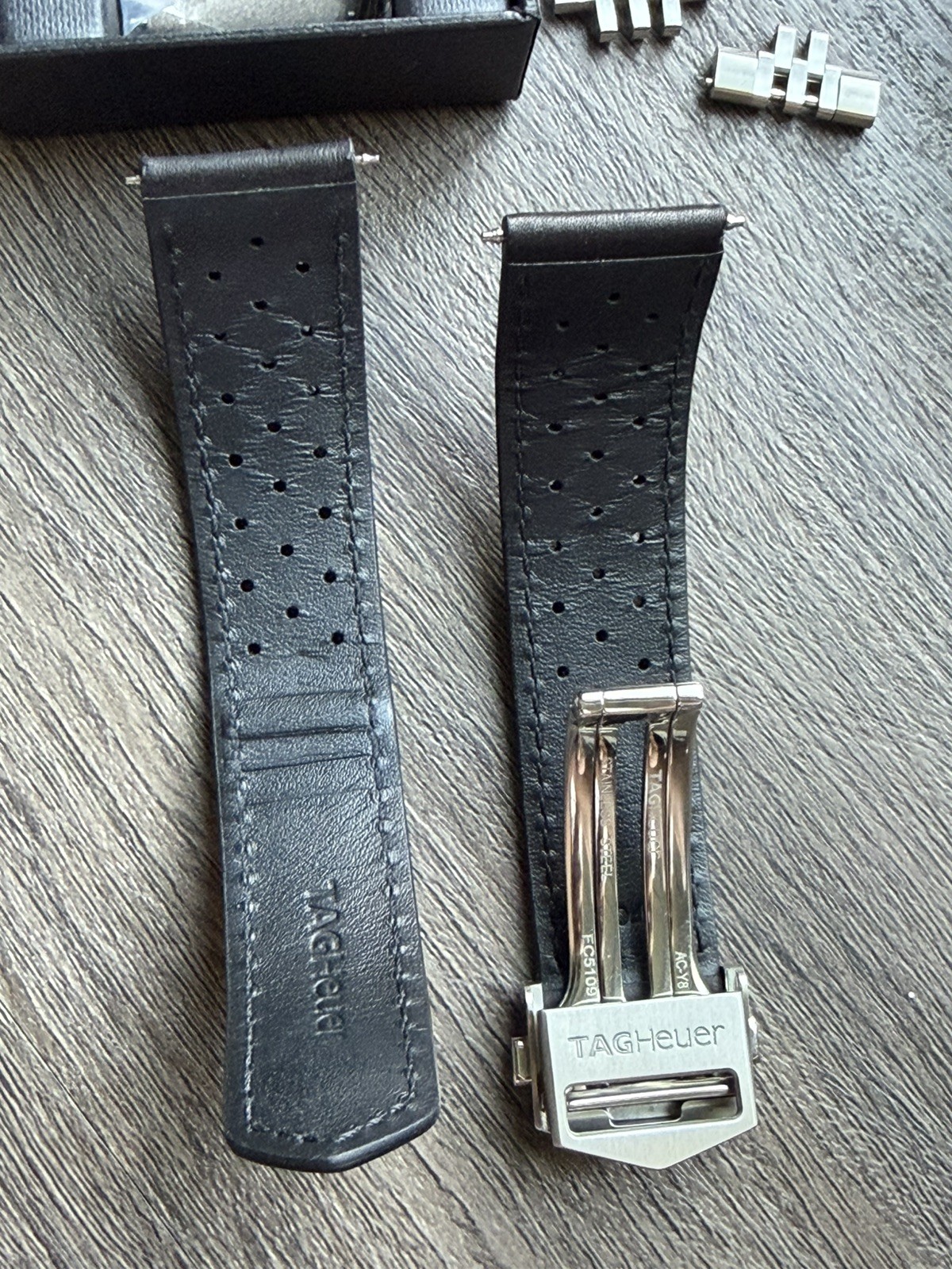 2025 TAG Heuer Carrera Chronograph 39mm «Glassbox» + 2 OEM Leather Straps