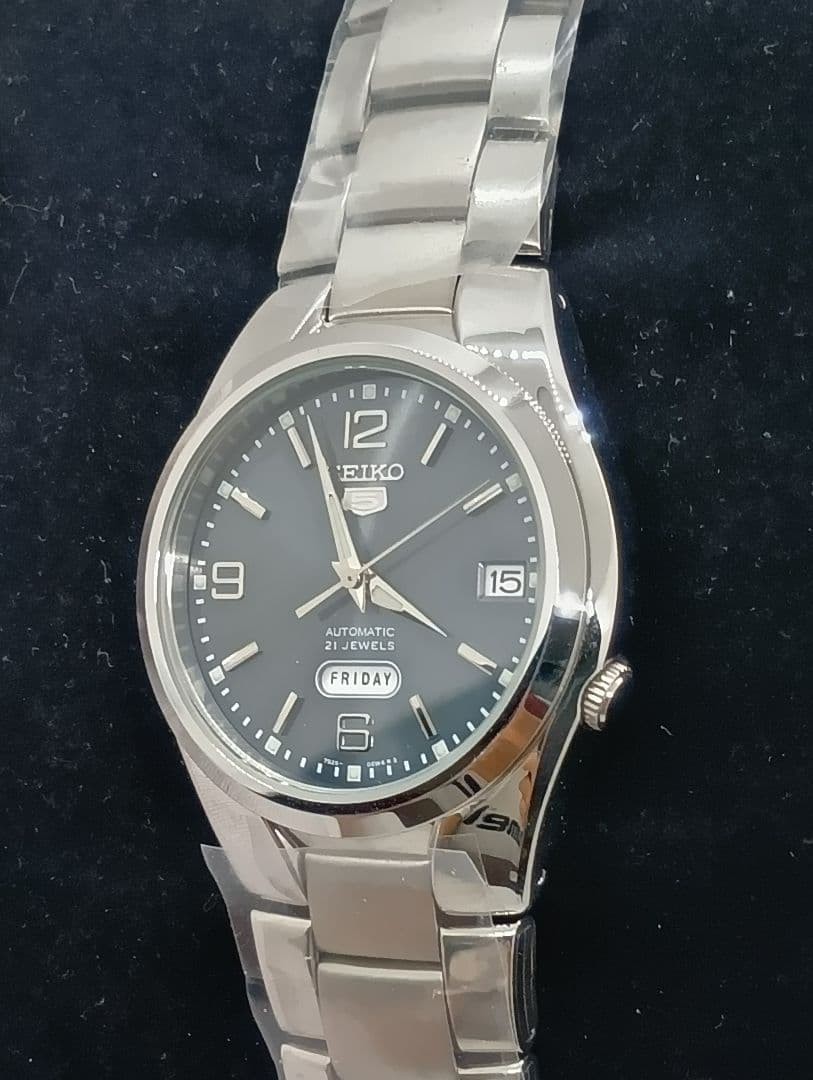 Rare SEIKO 5 Automatic Wristwatch 21 jewels Day Date Running