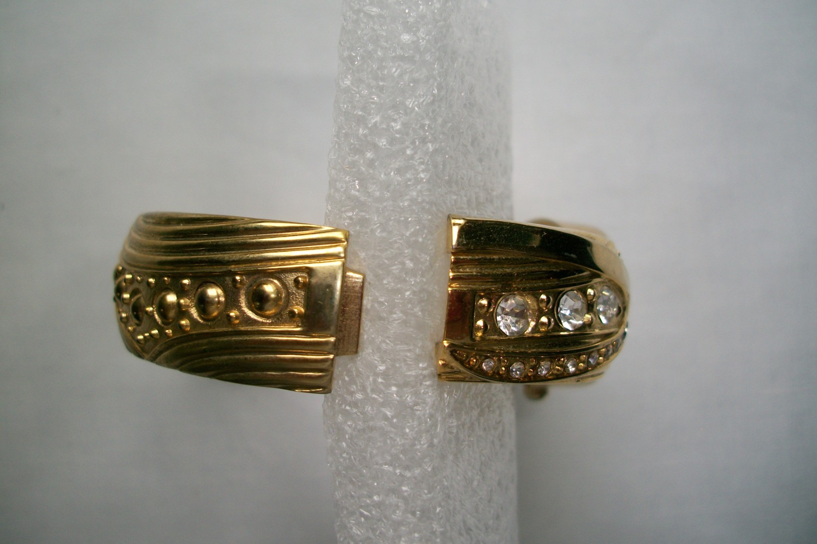 Vivani Gold Tone Ornate Bracelet Quartz Watch (Oval Shaped) Japan MOVT