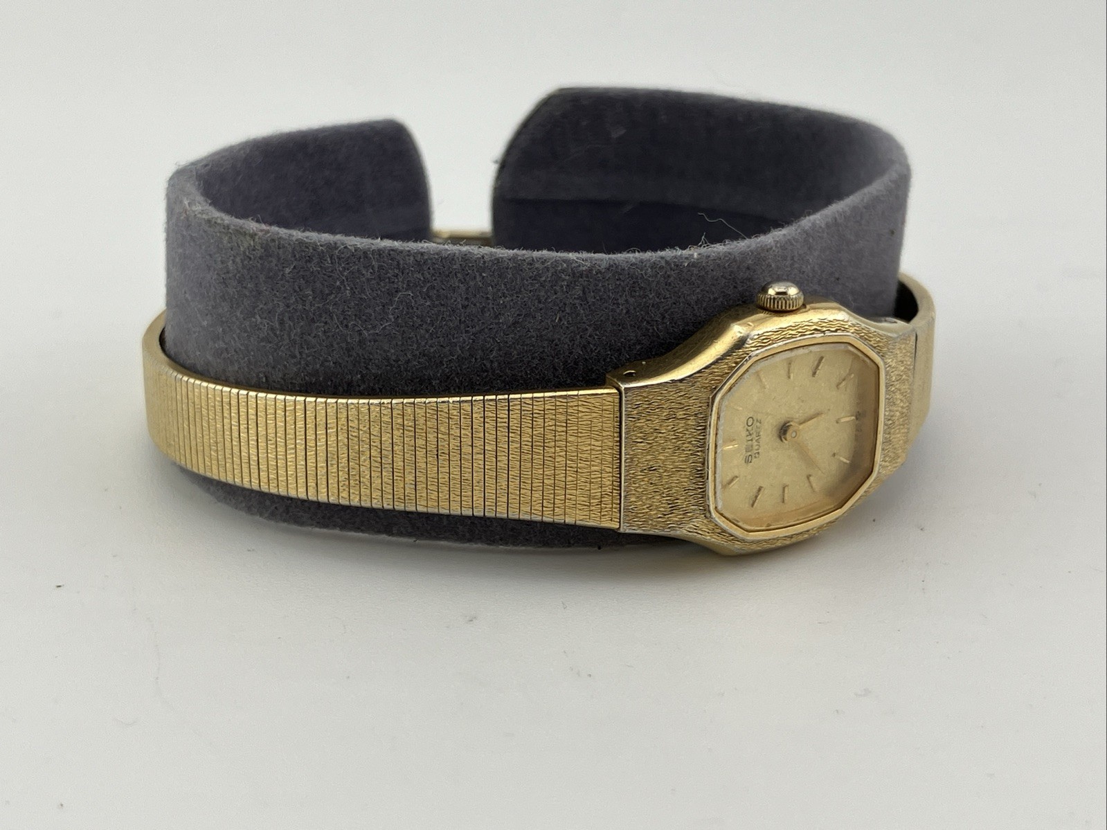 Vtg Seiko Ladies 17mm Watch Gold Tone Hexagonal Gold Dial 6.5″ 2P20-5H39 – RUNS