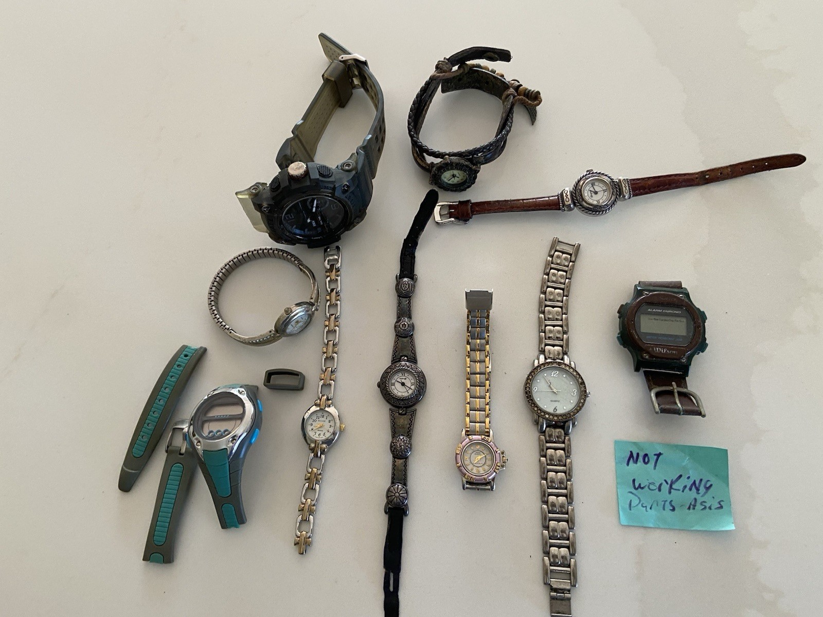 Lot Of 10 Assorted Vintage Watches men’s and women’s watches for parts or Repair