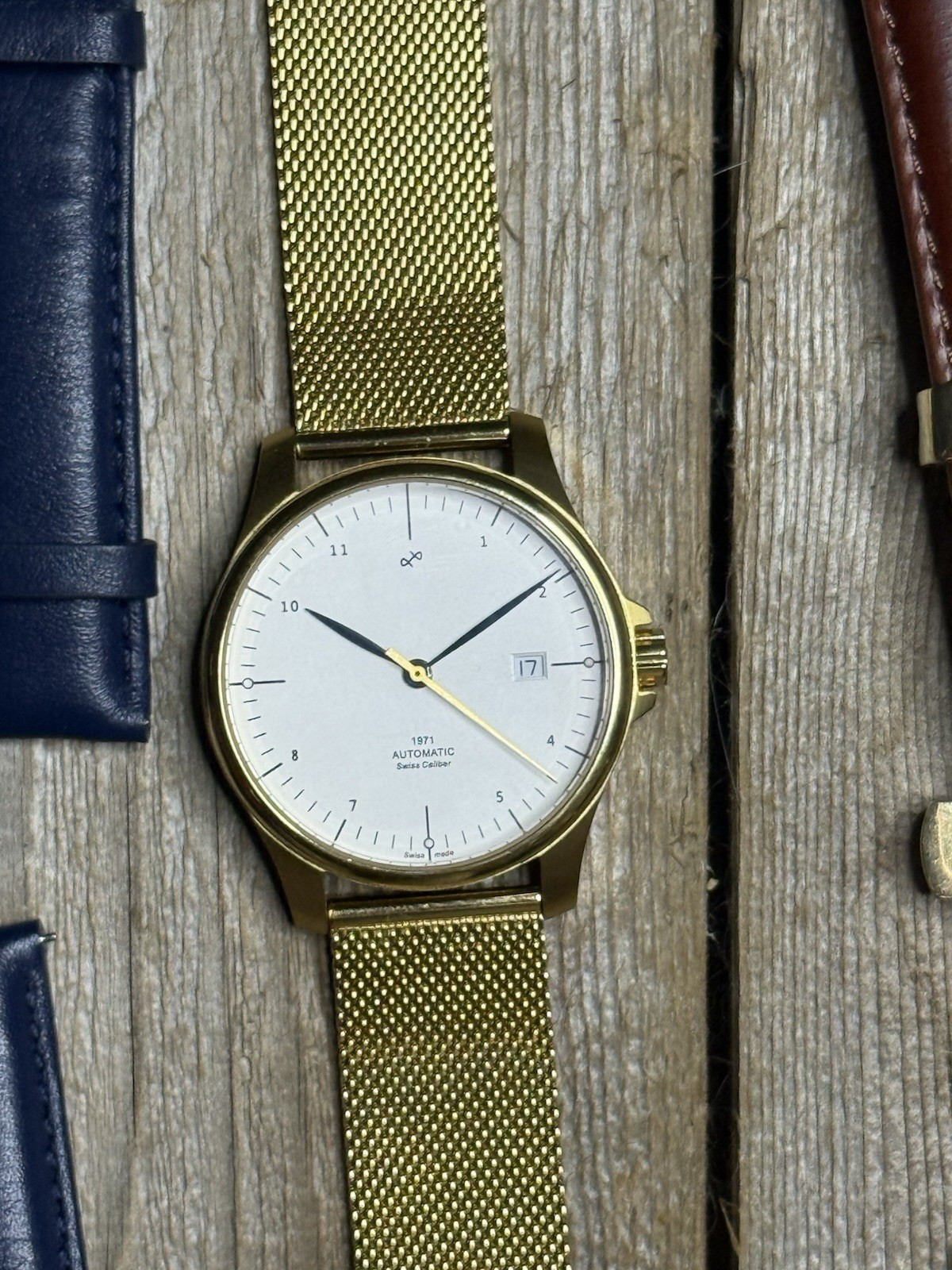 About Vintage (AV88) Gold Tone 1971 Swiss Auto Wristbands 40mm Beautiful.