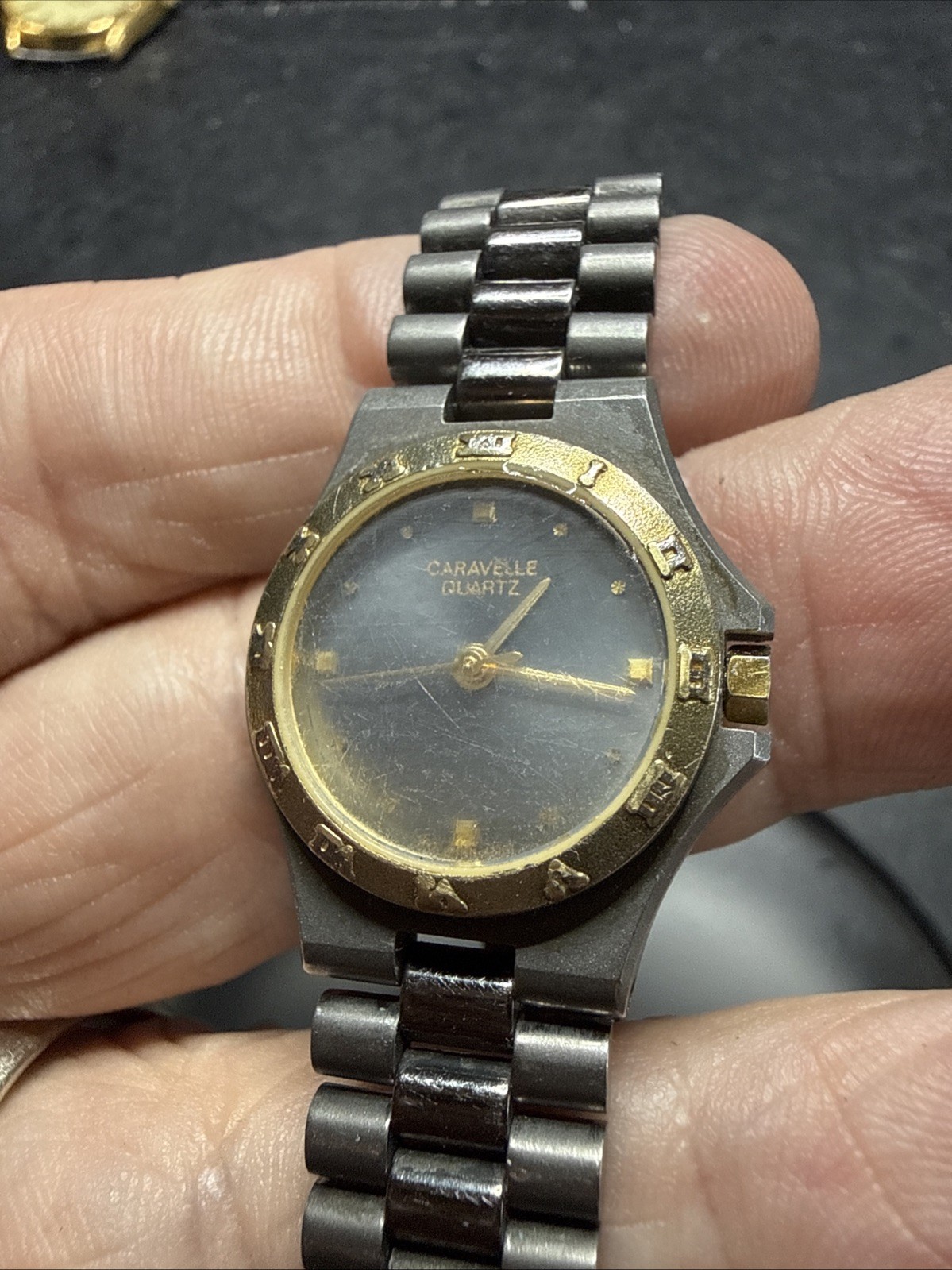 Caravelle Bu BULOVA GRAY DIAL GOLD TONE BEZEL BUTTERFLY CLASP 23MM