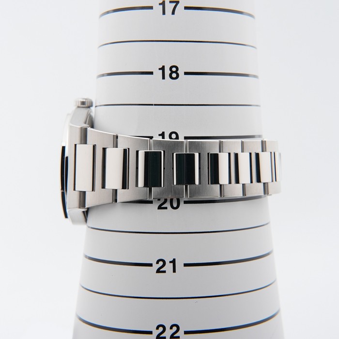 Girard-Perregaux Laureato 42mm 81010-11-431-11A Blue Box/Paper
