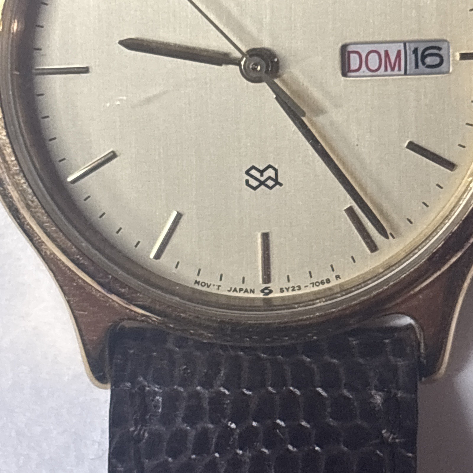 Seiko SQ Quartz 8C23-6010 — Champagne Day/Date, Gold-Tone Dress, Japan 1985