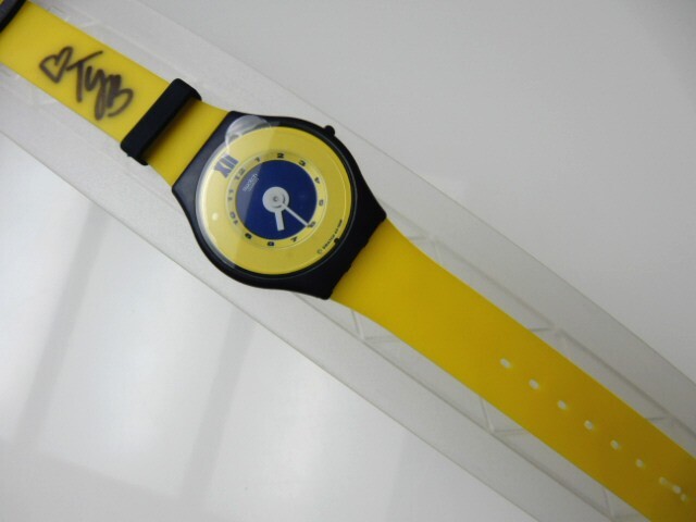 AMARILLO! Swatch «1st» year SKIN SIGNED By TYRA BANKS! NIB-RARE!