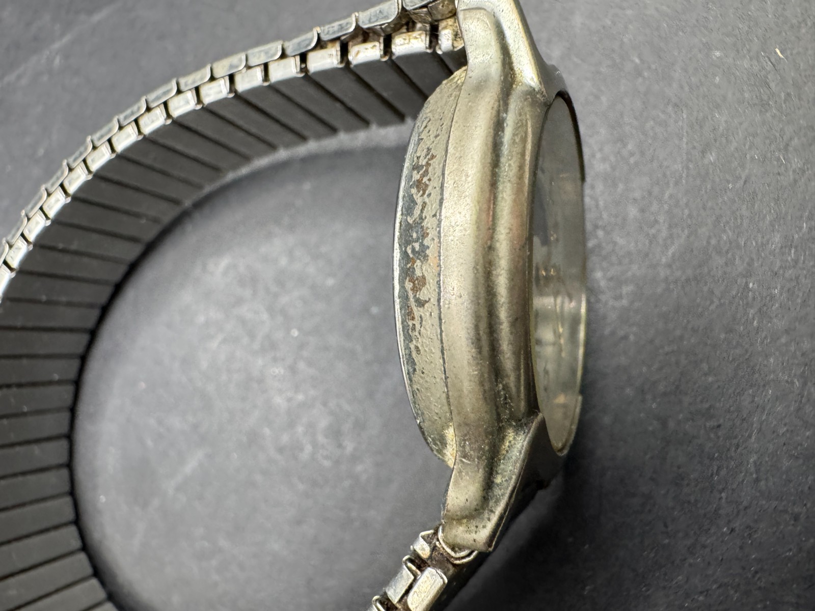 Vintage Celebrity Quartz Moonphase Date Watch Silver Tone Stretch Band 33.4MM