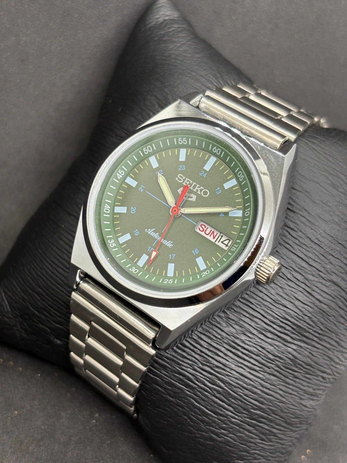 Vintage Seiko 5 Automatic Day/Date Japanese Men’s Wrist Watch