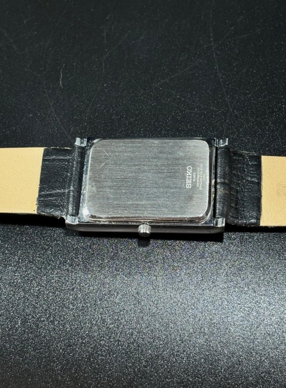 Vintage Seiko Slim Quartz Men’s Wristwatch With Free DDP Shipping
