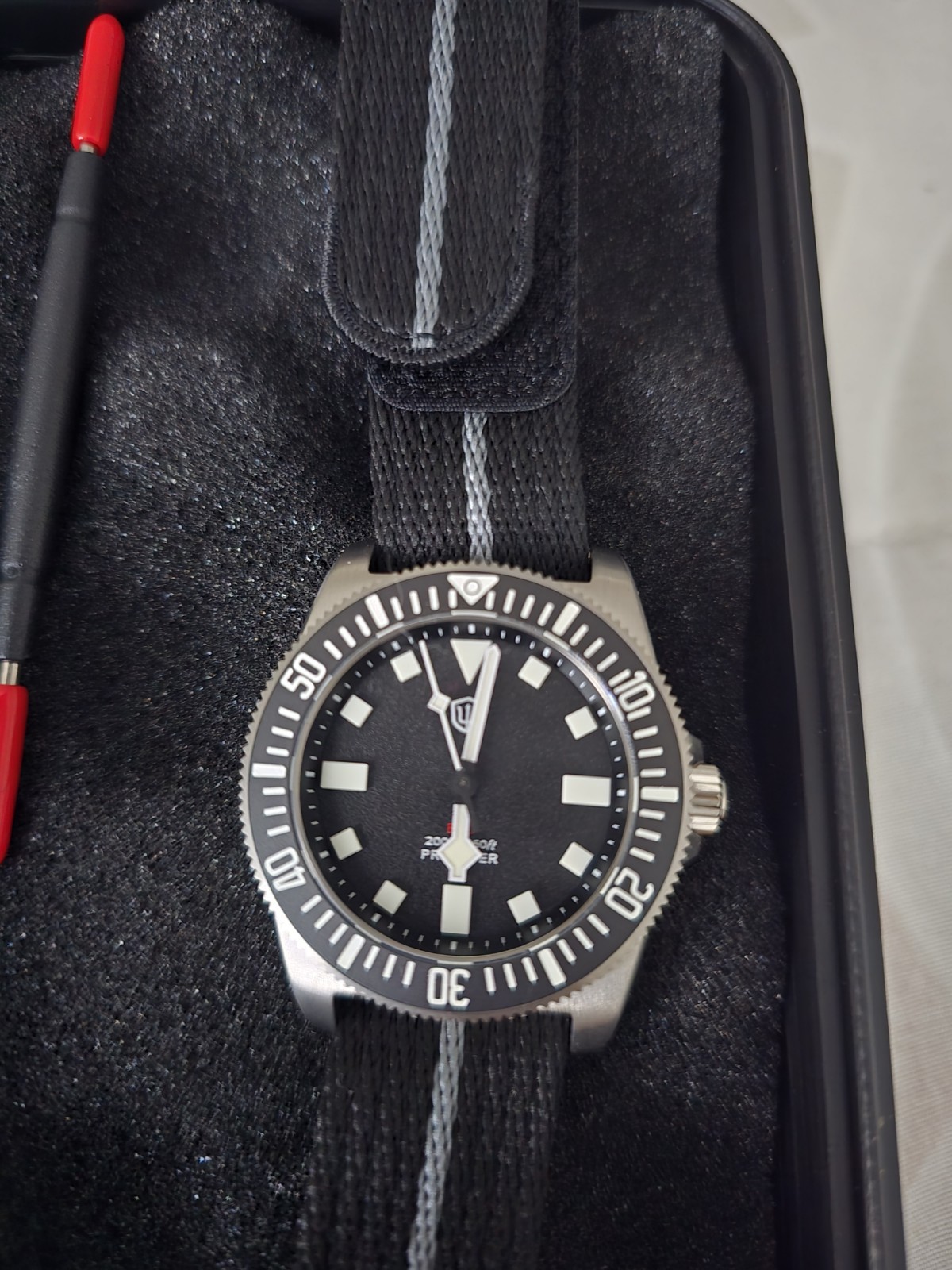 WATCHDIVE 38mm Diver Watch 200m Quartz Black Dial Fabric Strap Box Papers