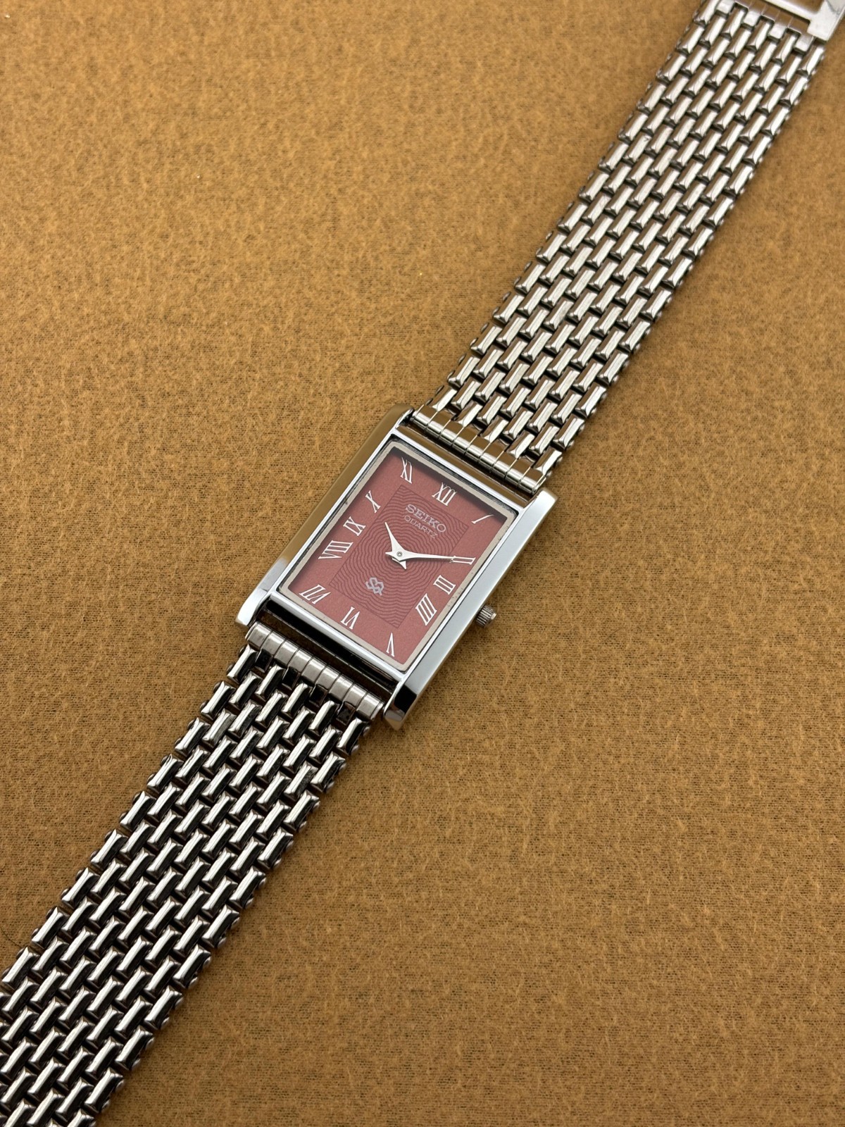 RARE RED SILVER Vintage Seiko Slim Quartz Men’s Wristwatch