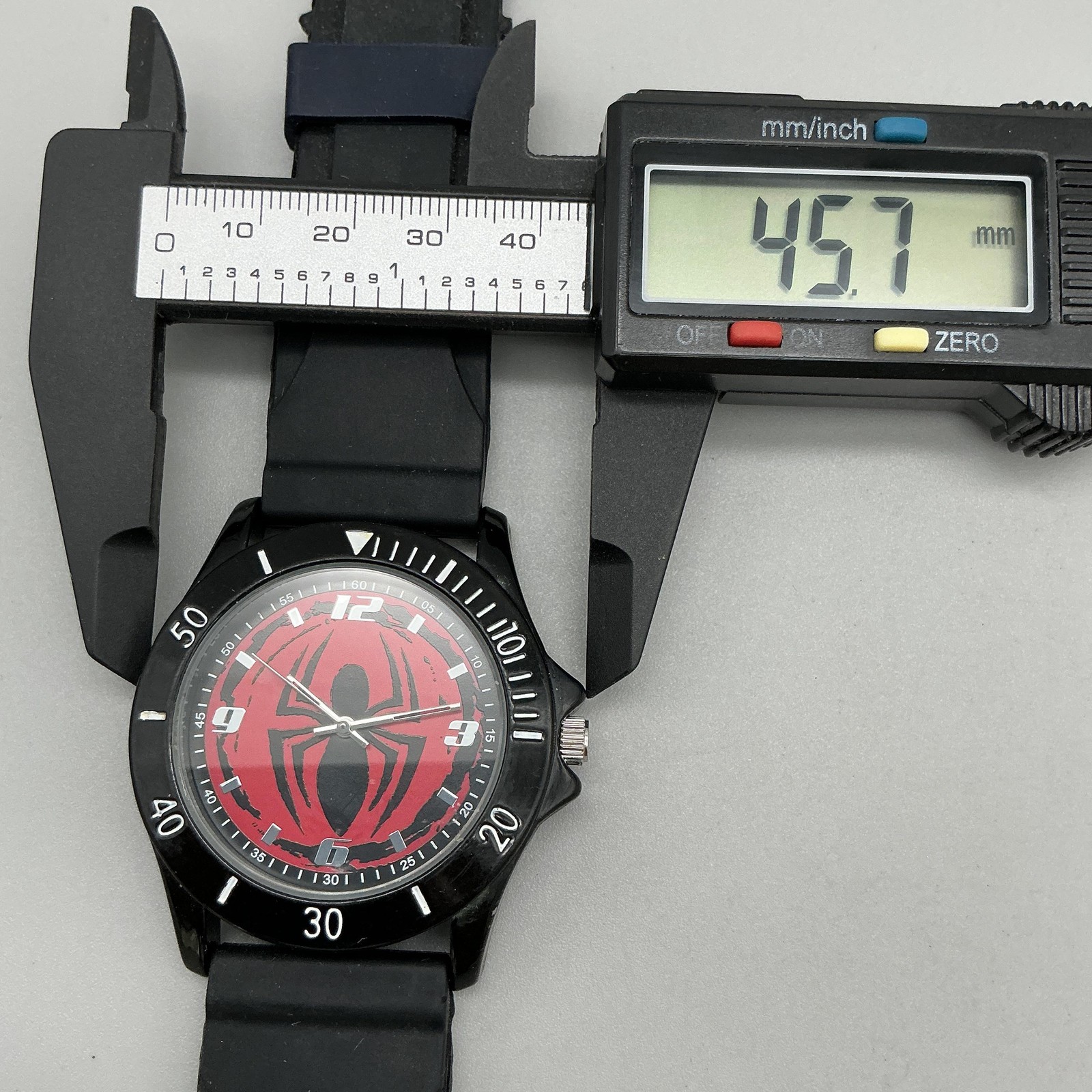 Marvel SPD1450BL Mens Watch 46mm Red Spider Dial Black Rubber Band New Battery