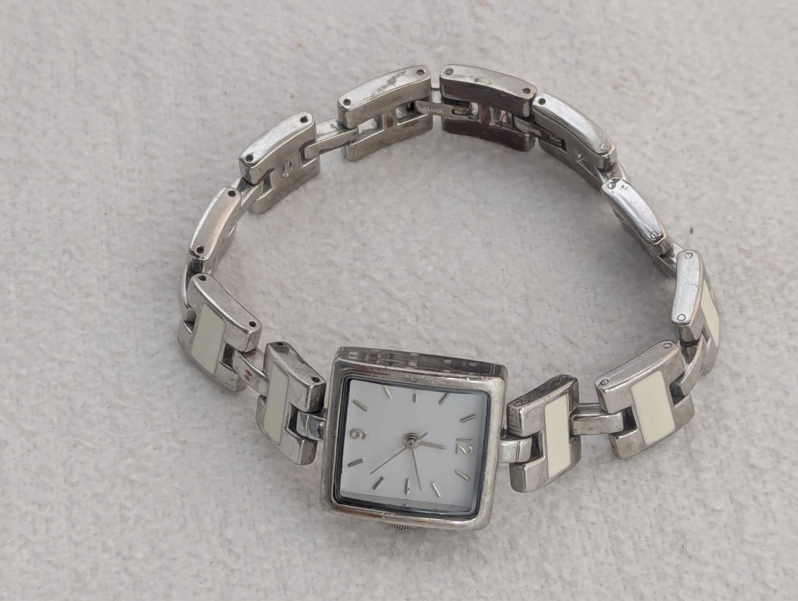 Xhilaration Wristwatch 7.75″ Band Silver & White Tone New Battery Japan Movement