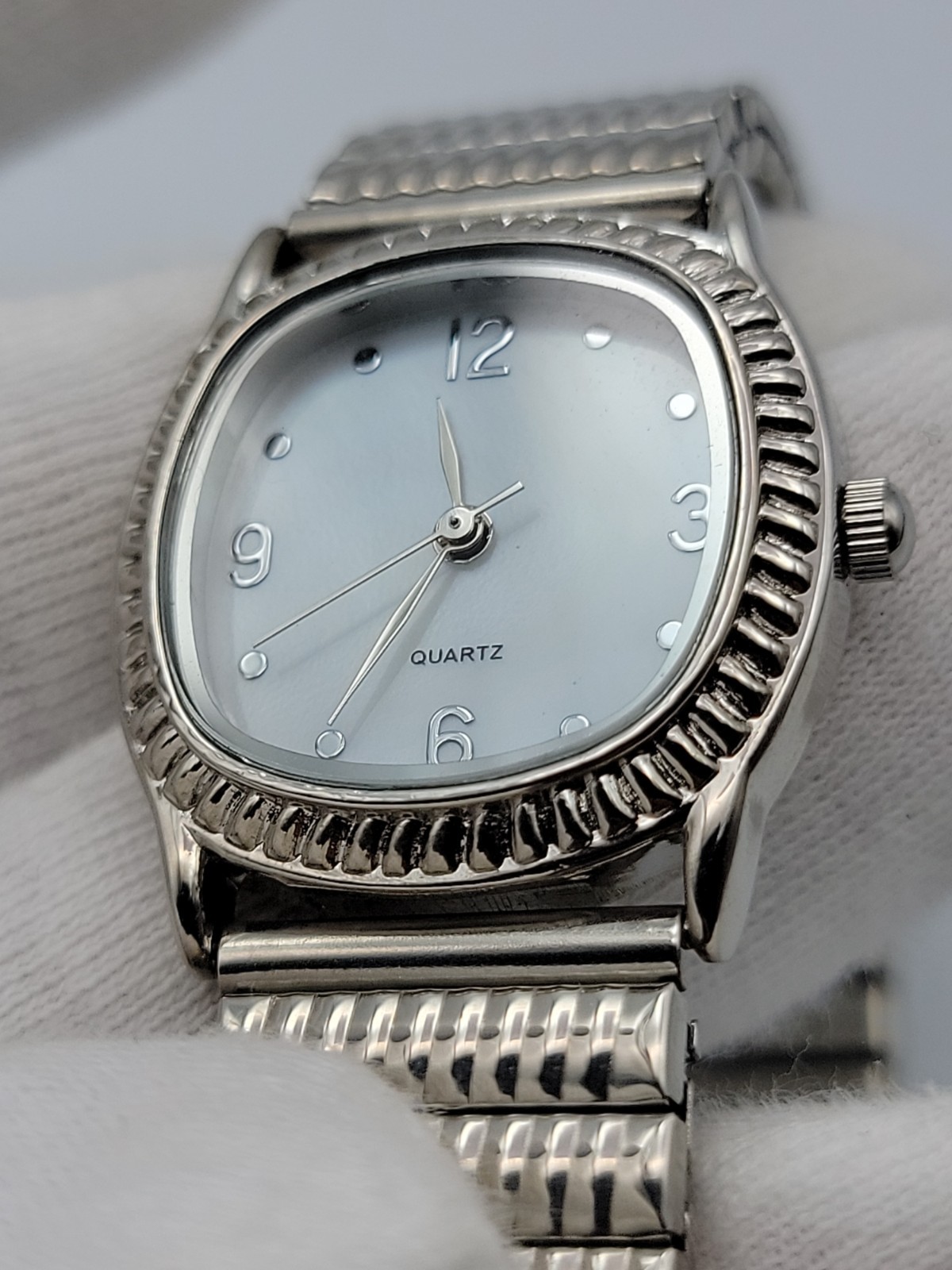 Women Quartz Watch 26mm Cushion Dial Silver Tone Stretch Band 6.5″, Runs