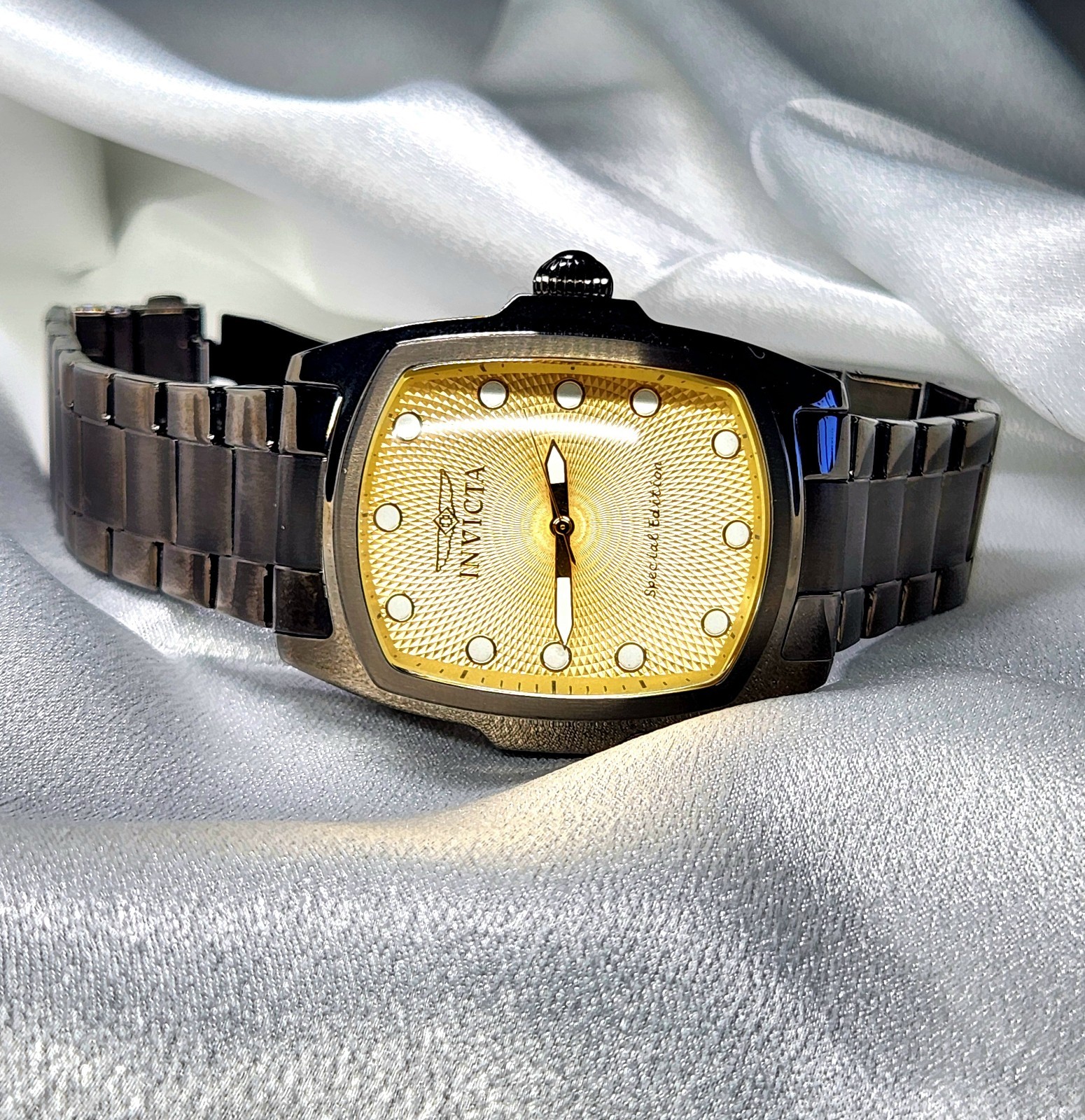 Mens Invicta Lupa Special Edition Tritnite Water Resistant 100 Feet Model 17768