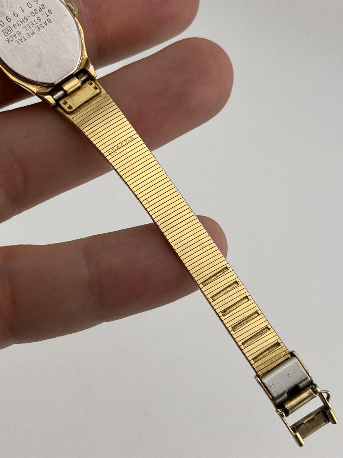 Vtg Seiko Ladies 17mm Watch Gold Tone Hexagonal Gold Dial 6.5″ 2P20-5H39 – RUNS