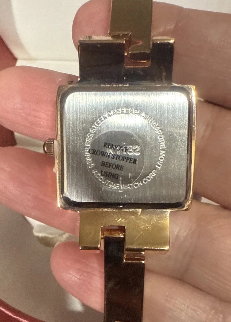 VINTAGE VIVANI WOMEN’S WATCH ROSE GOLD TONE NEW IN BOX ( NEED BATTERIES)