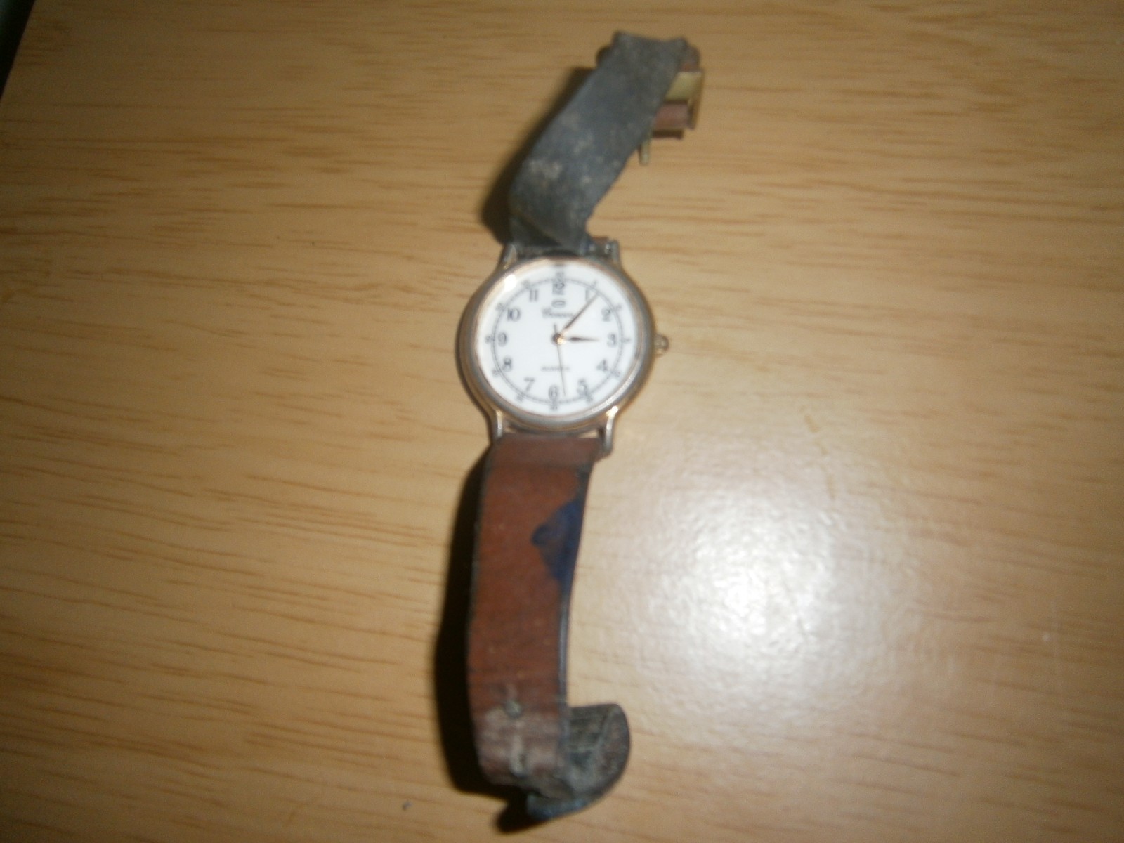 Ladies quartz Cronova watch. EXTREME WEAR. NEEDS NEW STRAP.22cm(E26WBb)