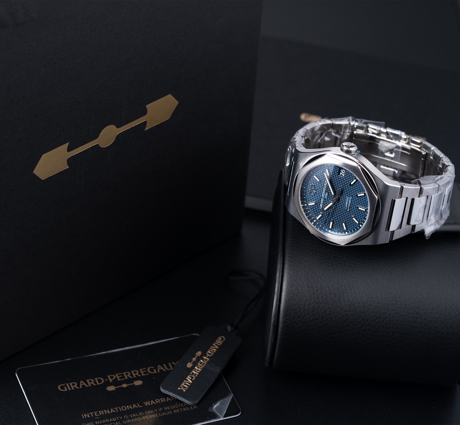 Girard-Perregaux Laureato 42mm Blue Dial 81010-11-431-11A NEW 2025