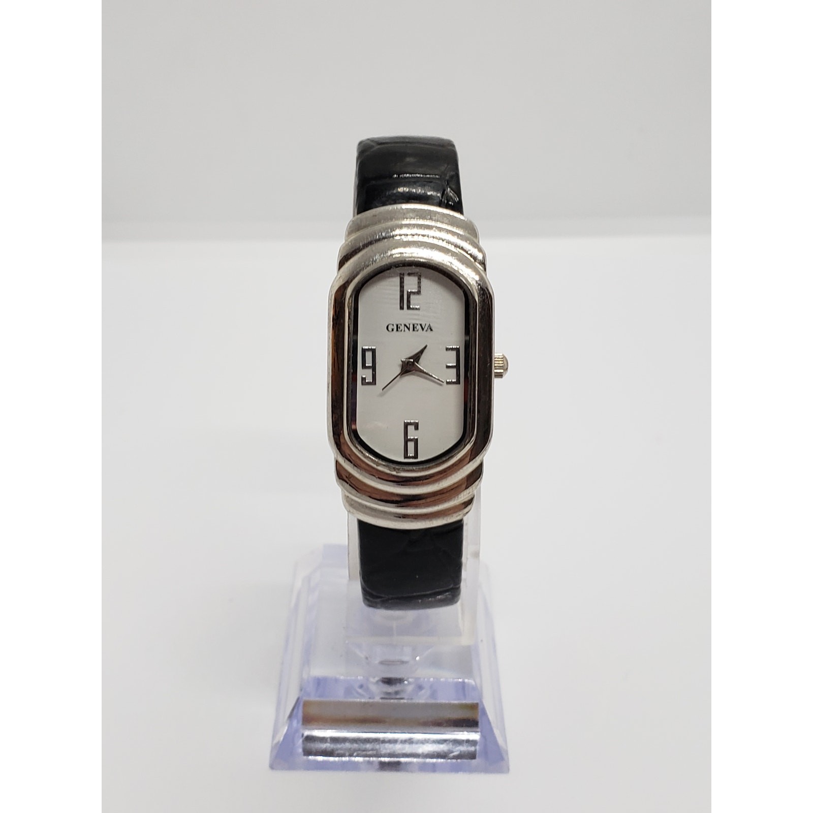 Geneva women’s watch. Oval face. Bangle style band. 3270. Working watch.