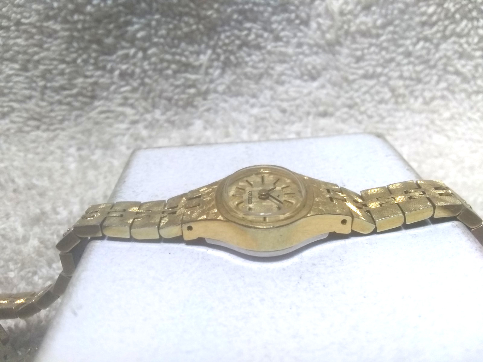 Seiko 11-7619 Ladies Wind Up Watch 17J Gold Etched Dial New Bat Works Great
