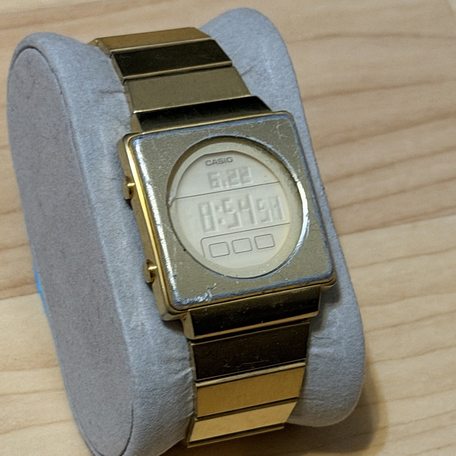 Casio Futurist LA-2002G Vintage Digital Watch 3118 Mod Gold Men’s 2002 *READ*