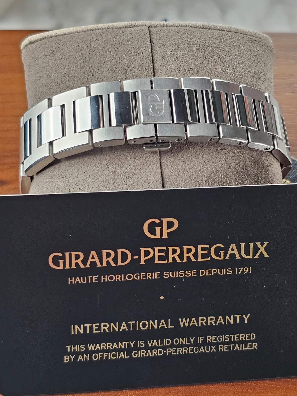 Girard Perregaux 81010-11-431-11A Laureato Blue Automatic Stainless