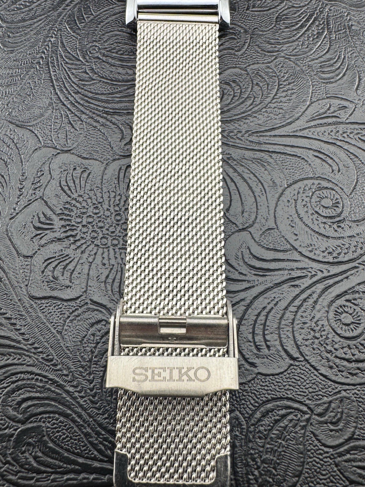 RED DIAL WITH SILVER CASE Vintage Seiko Slim Quartz Men’s Wrist Watch