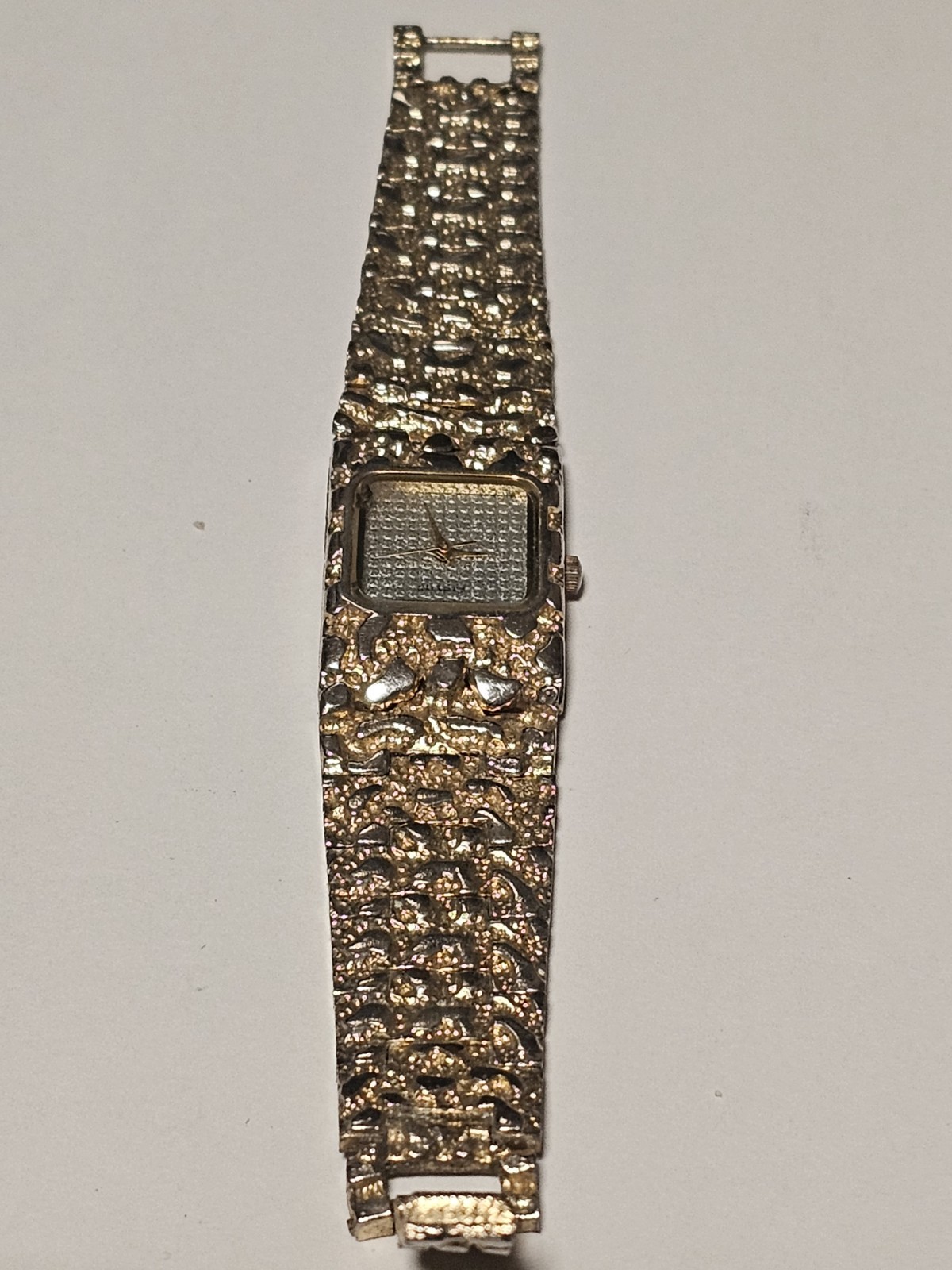 Fashion Wrist Watch for Woman Ladies Gold Band White Face runs