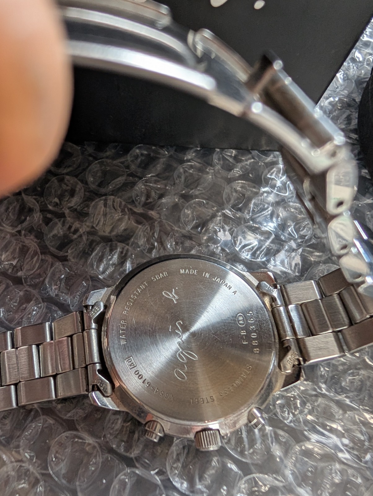 agnes.b v654 quartz wristwatch