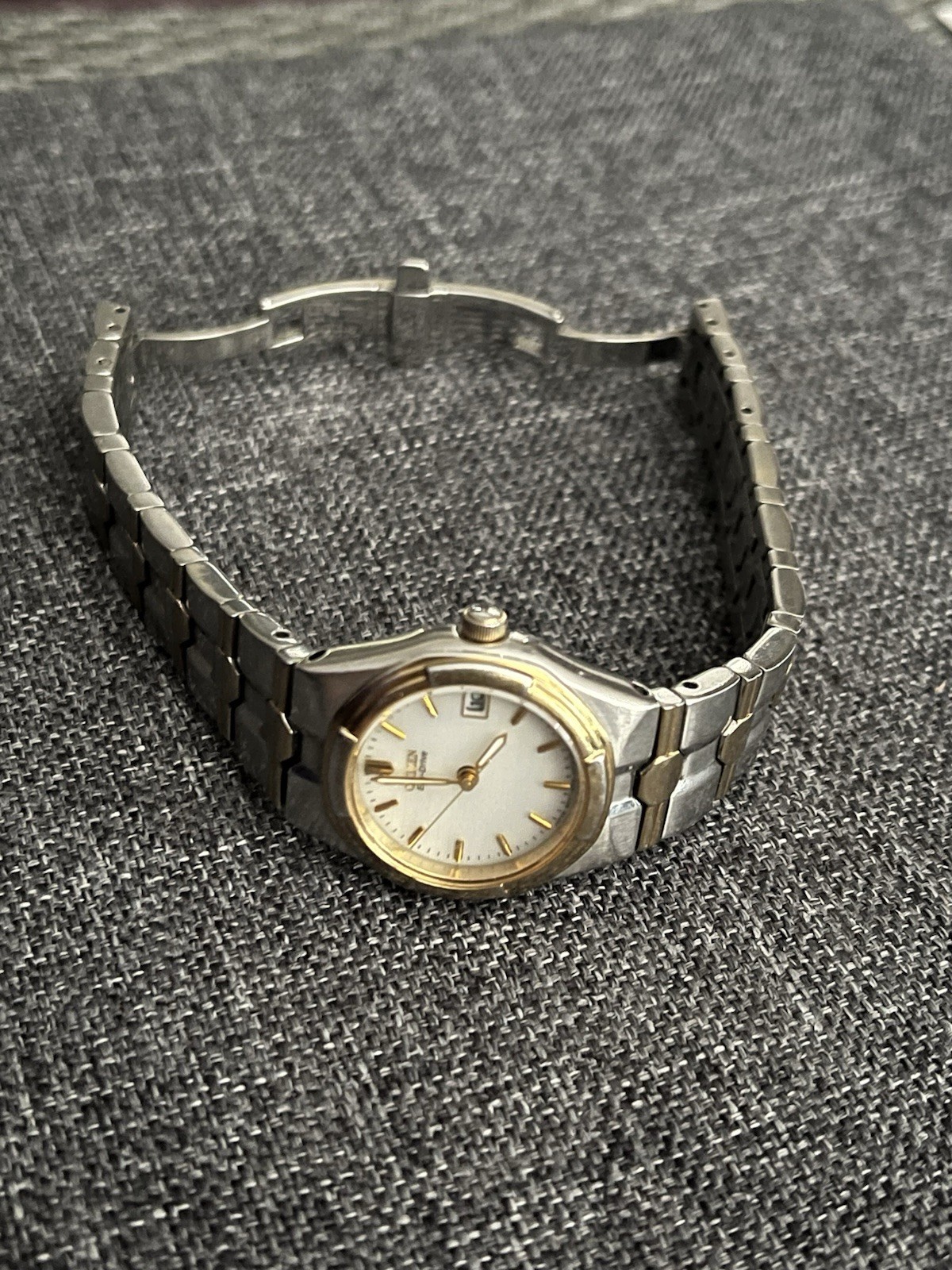 RUNNING LADIES CITIZEN E010-S008689 ECO-DRIVE WATCH w/ DATE FEATURE