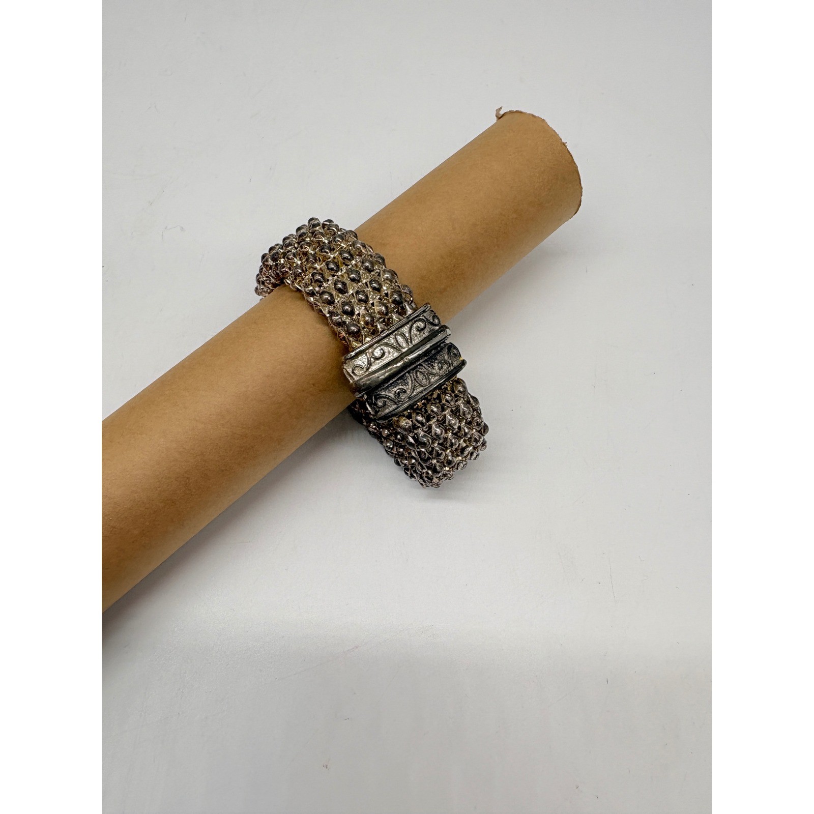 Geneva Quartz Watch Silver Tone Popcorn Mesh Magnetic Clasp Filigree Band Mens