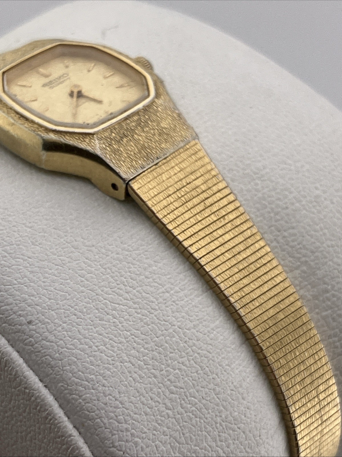 Vtg Seiko Ladies 17mm Watch Gold Tone Hexagonal Gold Dial 6.5″ 2P20-5H39 – RUNS