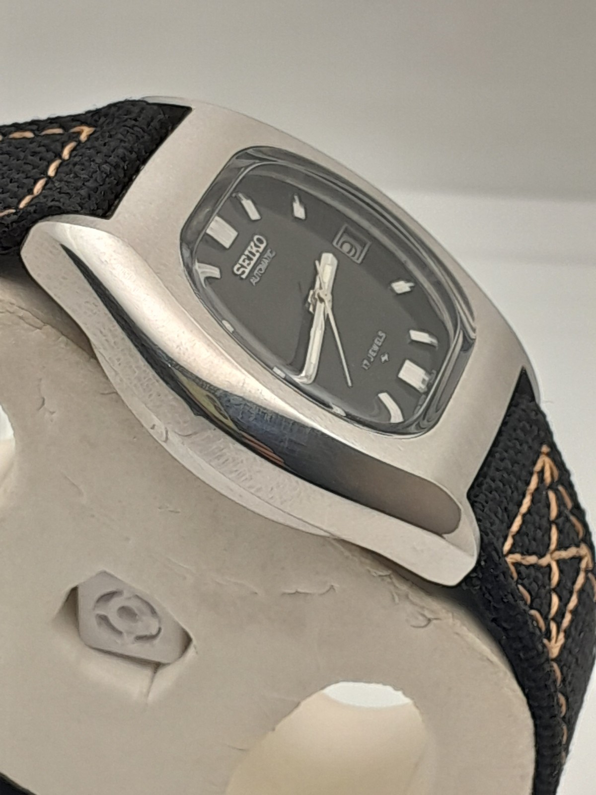Vintage Seiko 7025-6010 Automatic 17 Jewels Black Dial Cushion Case Men’s Watch