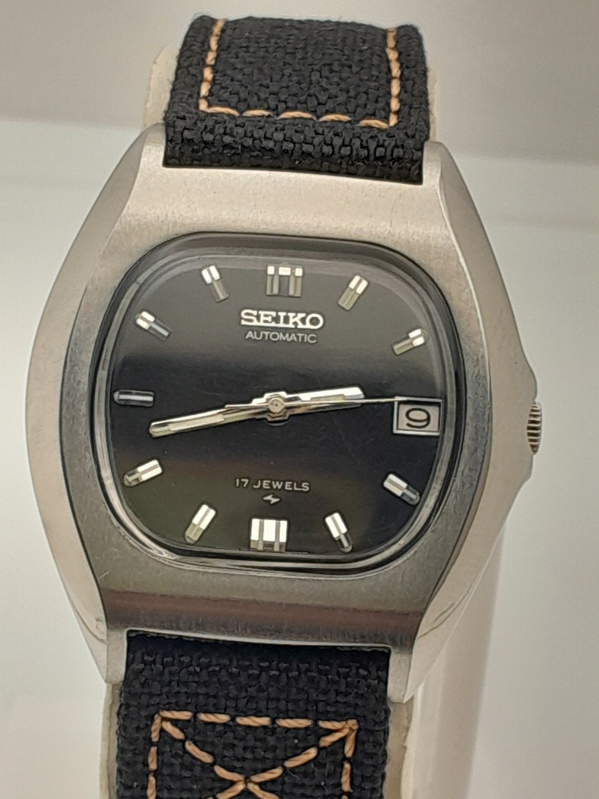 Vintage Seiko 7025-6010 Automatic 17 Jewels Black Dial Cushion Case Men’s Watch