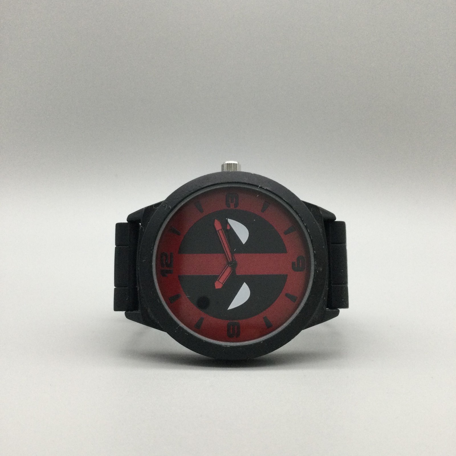 Marvel Dead Pool Mens Watch 45mm Red Dial Black Silicone Band Analog Quartz