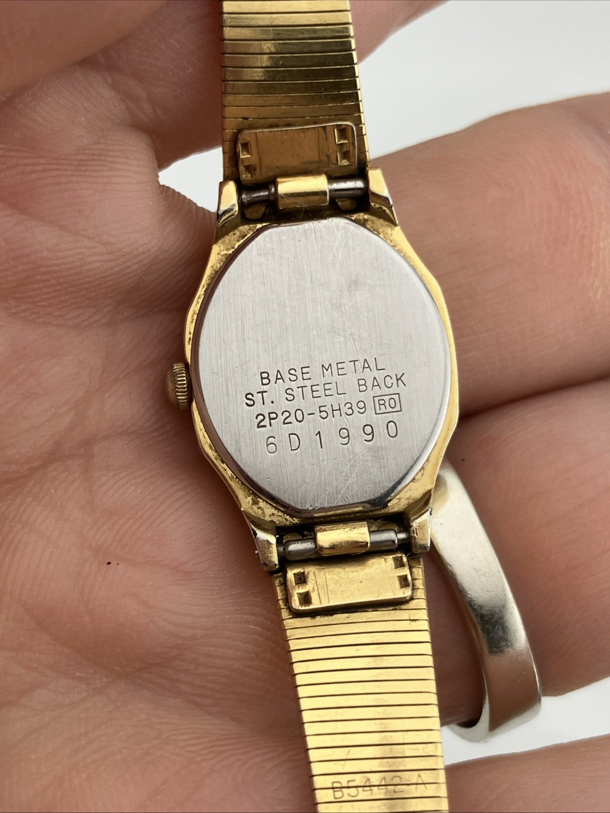 Vtg Seiko Ladies 17mm Watch Gold Tone Hexagonal Gold Dial 6.5″ 2P20-5H39 – RUNS