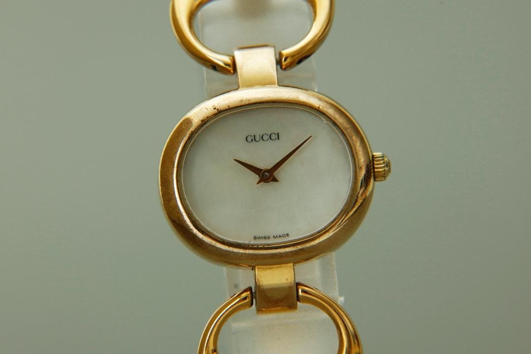 Gucci 1600 Shell Dial Women’s Bangle Quartz Watch