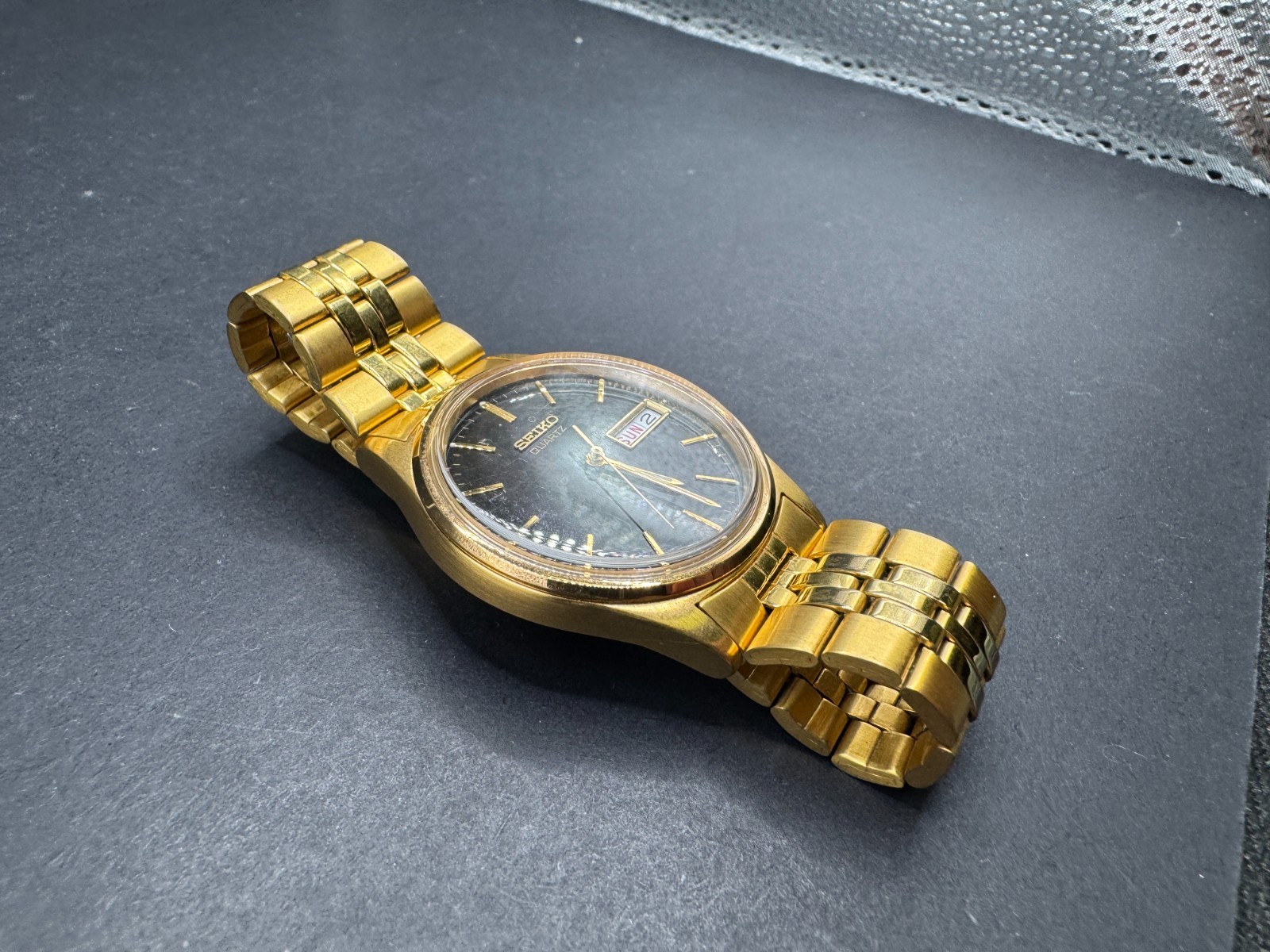 Seiko Quartz 7N43-8A39 Day Date Gold Tone Mens Watch Black Dial 31mm
