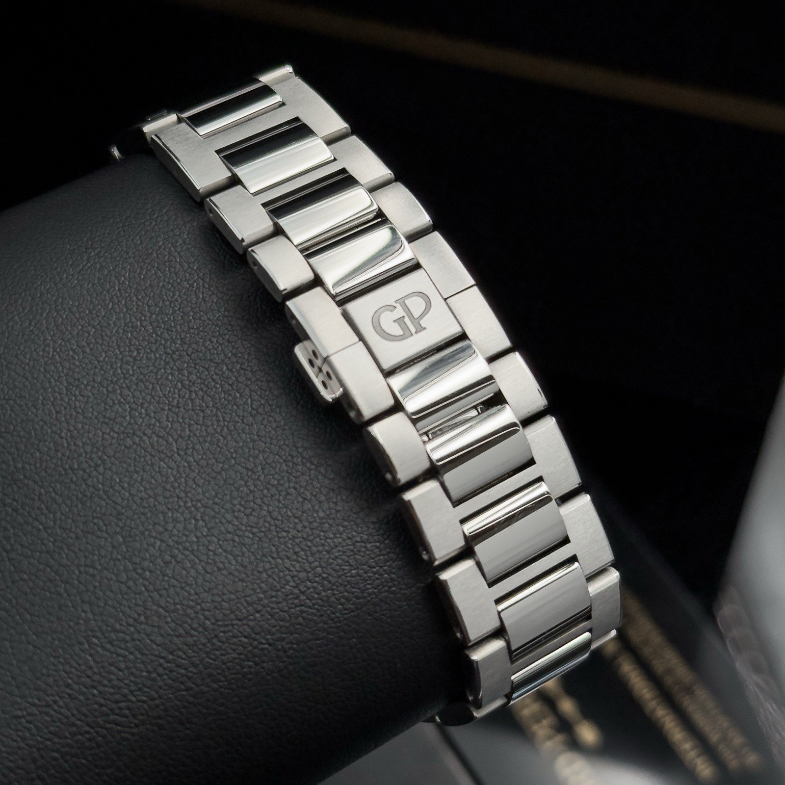 2025 Girard-Perregaux Laureato Green Dail 42mm 81010-11-3153-1CM Complete Set