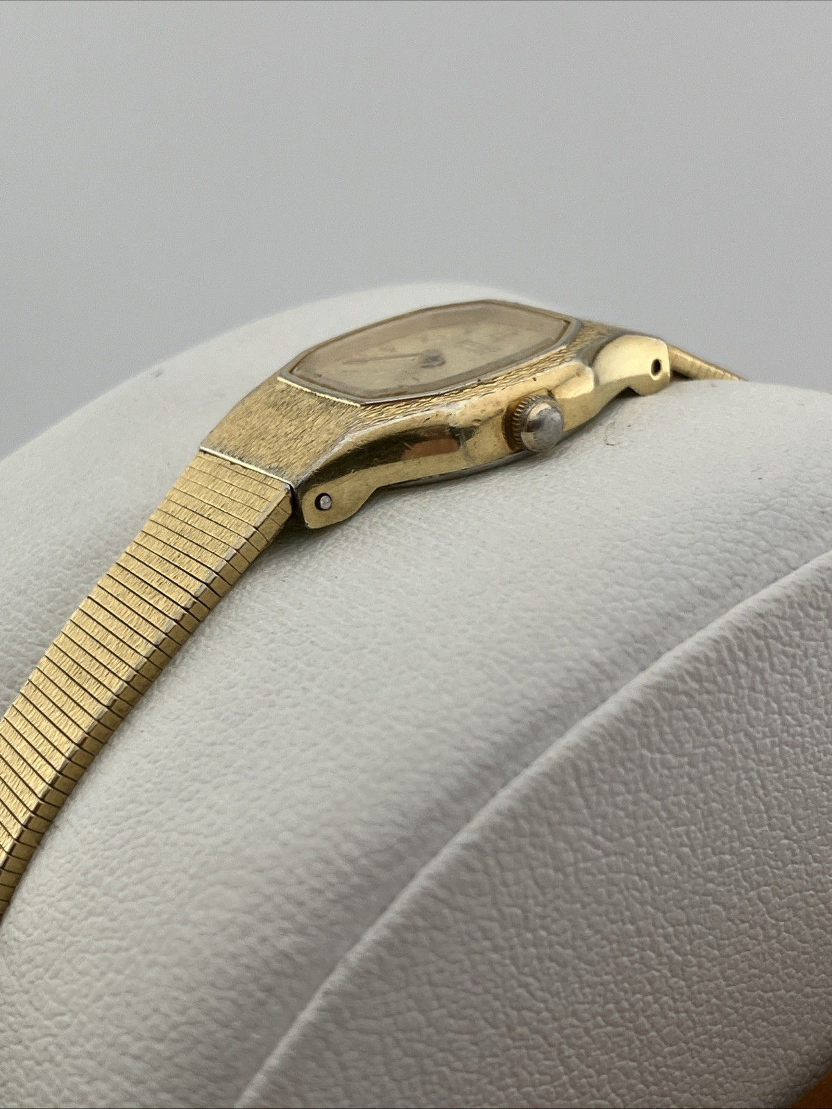 Vtg Seiko Ladies 17mm Watch Gold Tone Hexagonal Gold Dial 6.5″ 2P20-5H39 – RUNS