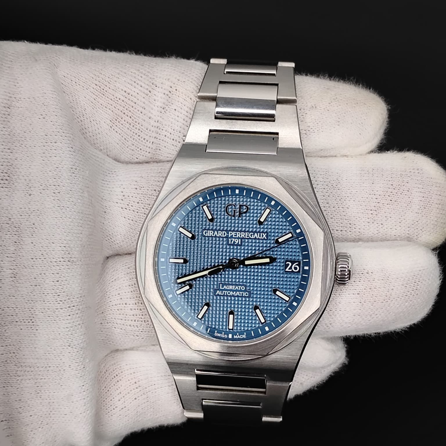 Girard Perregaux 81010-11-431-11A Laureato Blue Automatic Stainless