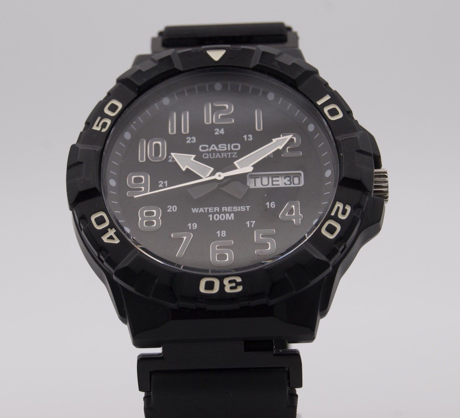 Casio MRW-210H Men’s 50mm Sport Watch Quartz 100M Day Date Black Runs Great