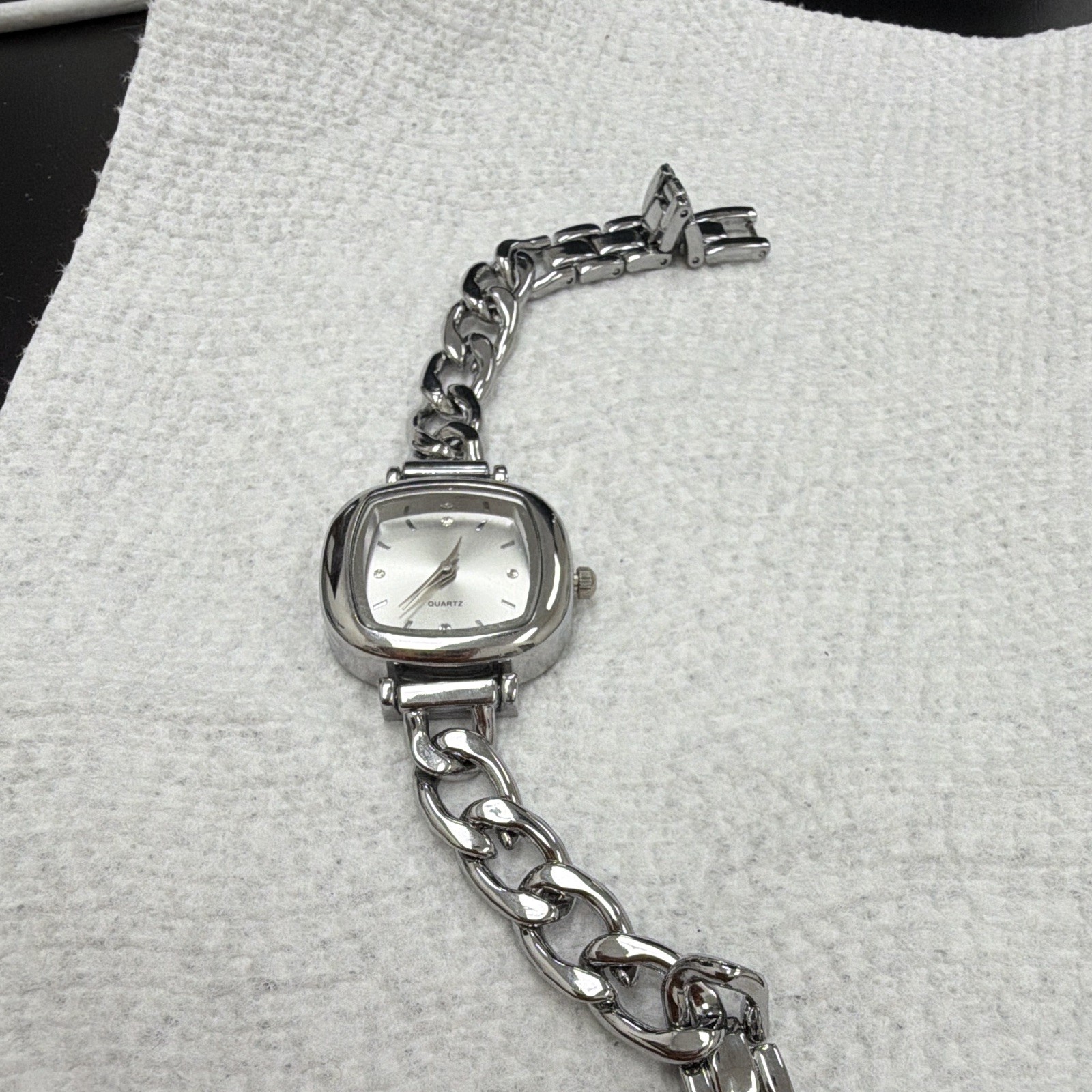 Women’s Quartz Analog Wristwatch Silver Tone Cushion Case Metal Bracelet 12-Hour
