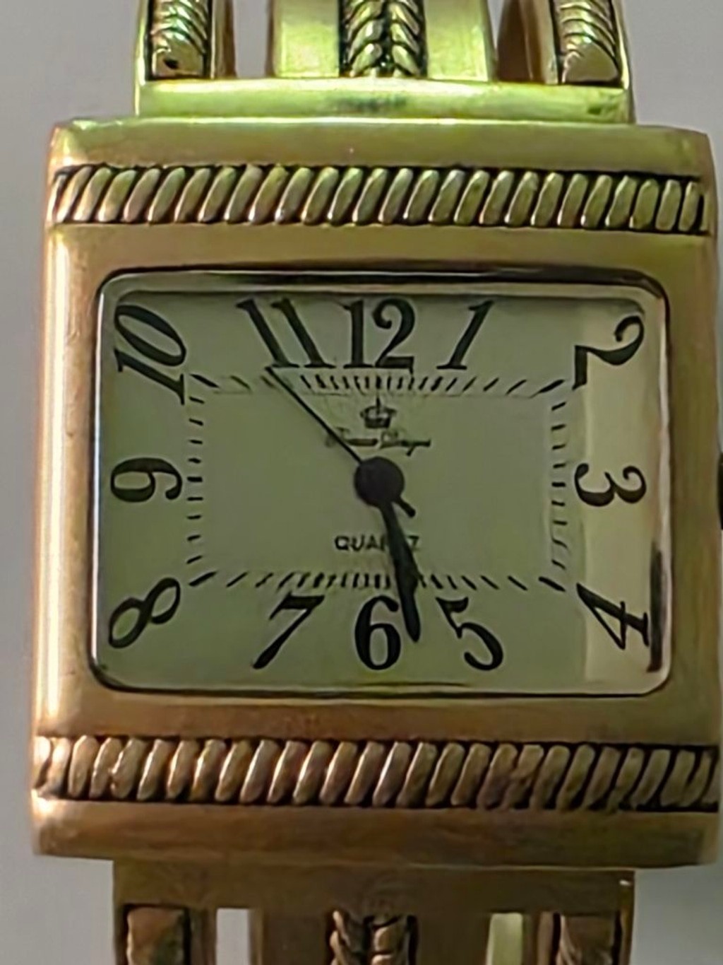 Women’s Unbranded Gold Tone Bangle Cuff Watch One Size