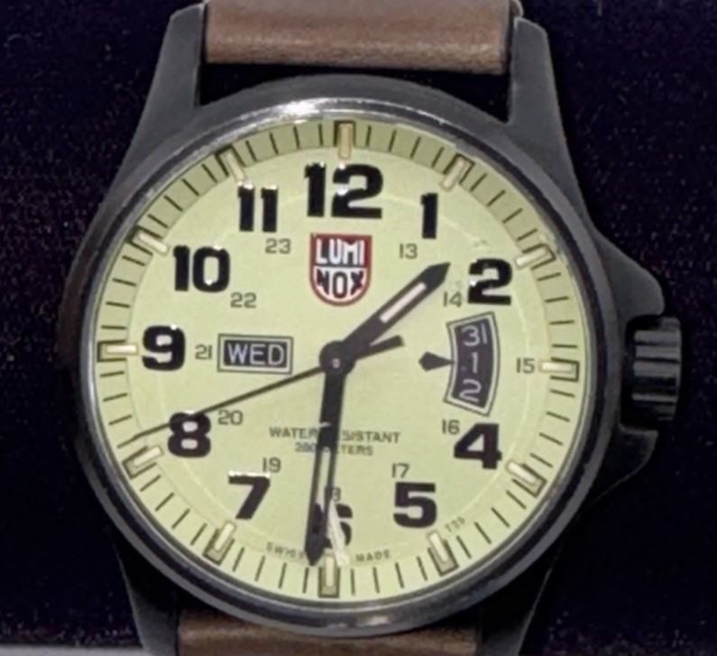 Luminox 1820 Atacama Field Watch W/Ivory Dial, Leather Strap, Day & Date (READ)