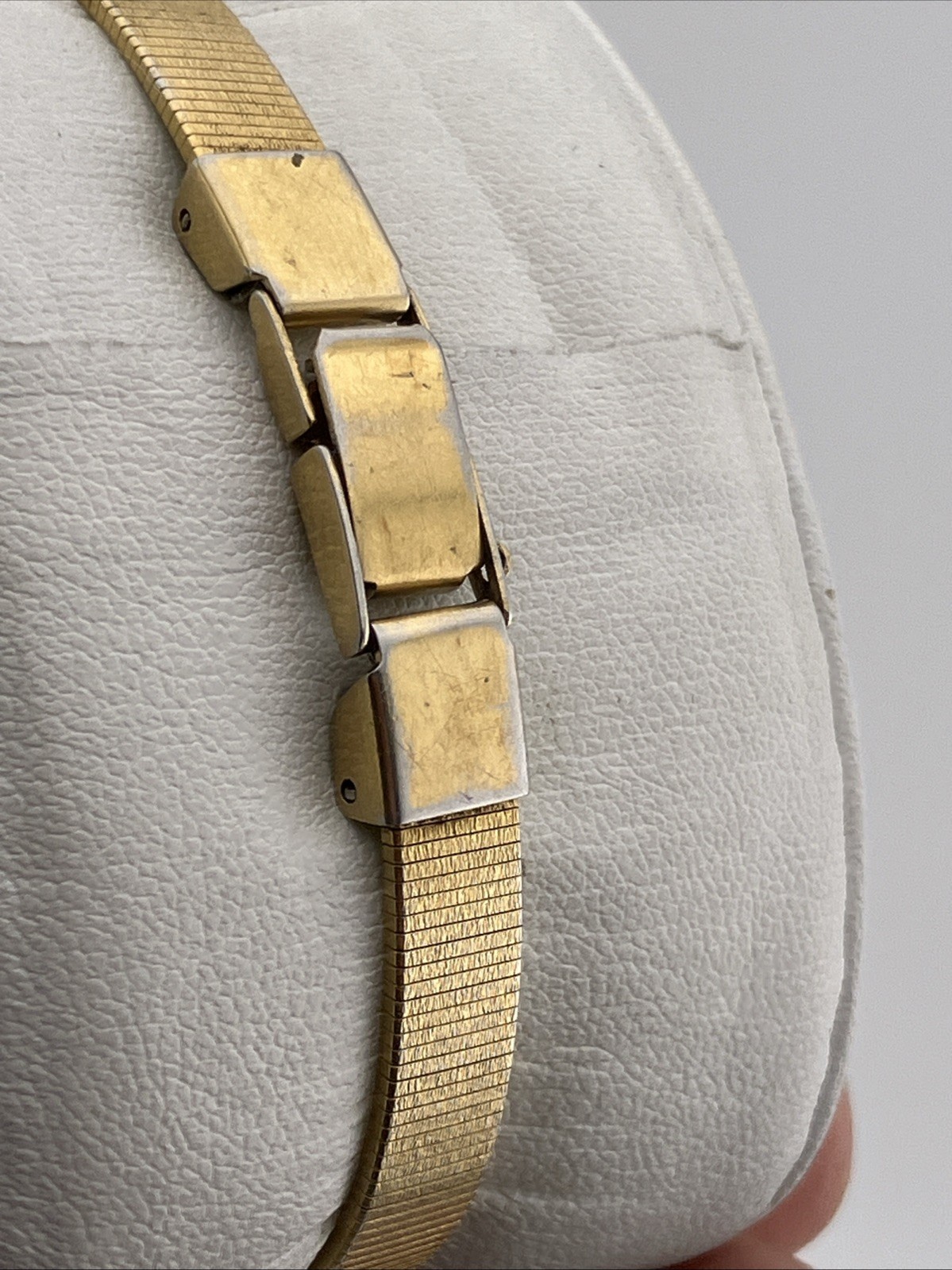 Vtg Seiko Ladies 17mm Watch Gold Tone Hexagonal Gold Dial 6.5″ 2P20-5H39 – RUNS