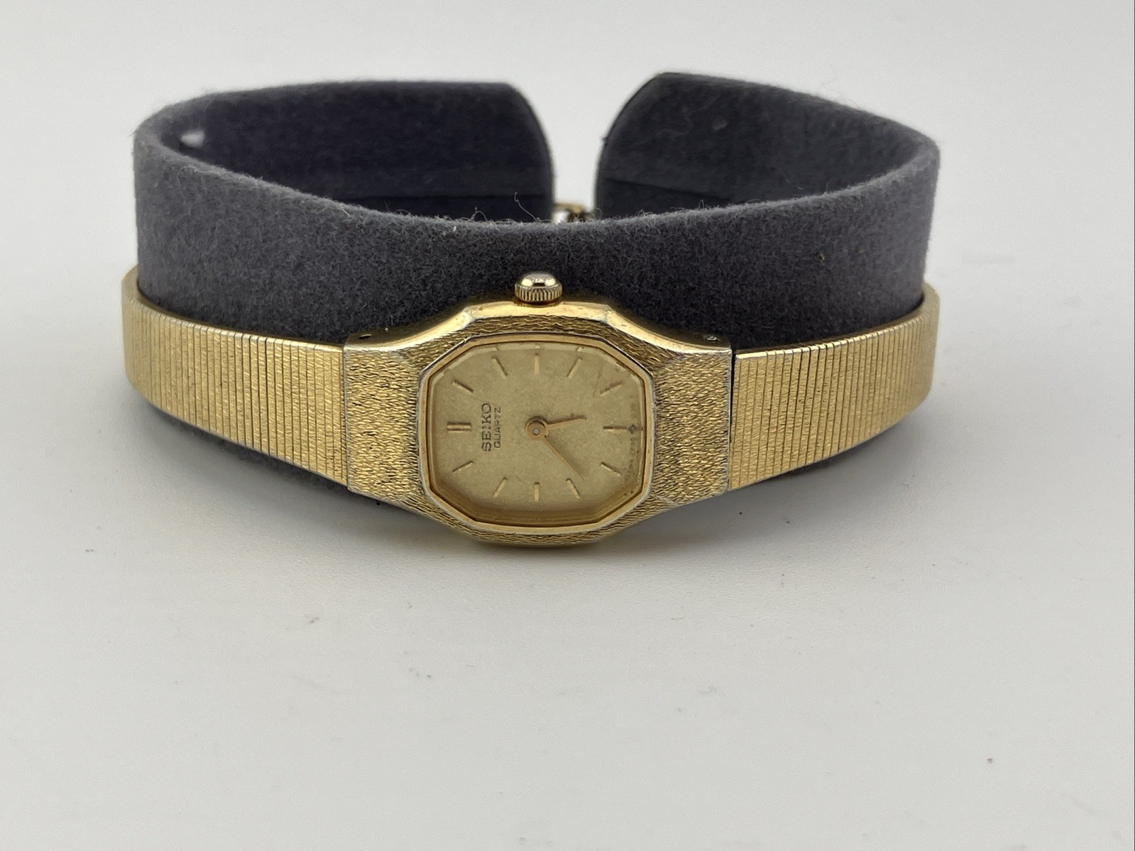 Vtg Seiko Ladies 17mm Watch Gold Tone Hexagonal Gold Dial 6.5″ 2P20-5H39 – RUNS